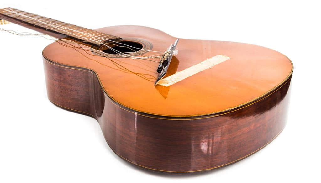 Đàn classic sẽ bị phá huỷ hoàn toàn nếu lắp dây sắt (steel)