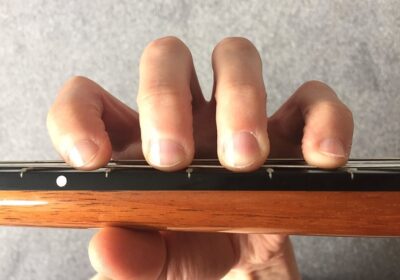 Tư thế bấm của tay trái chuẩn