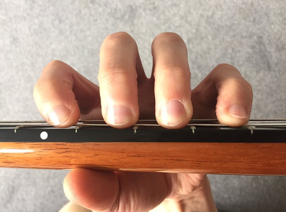 Bài tập tay trái đầu tiên: bấm phím đàn thật chắc chắn và ổn định