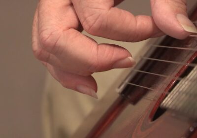 Tư thế tay phải gảy guitar