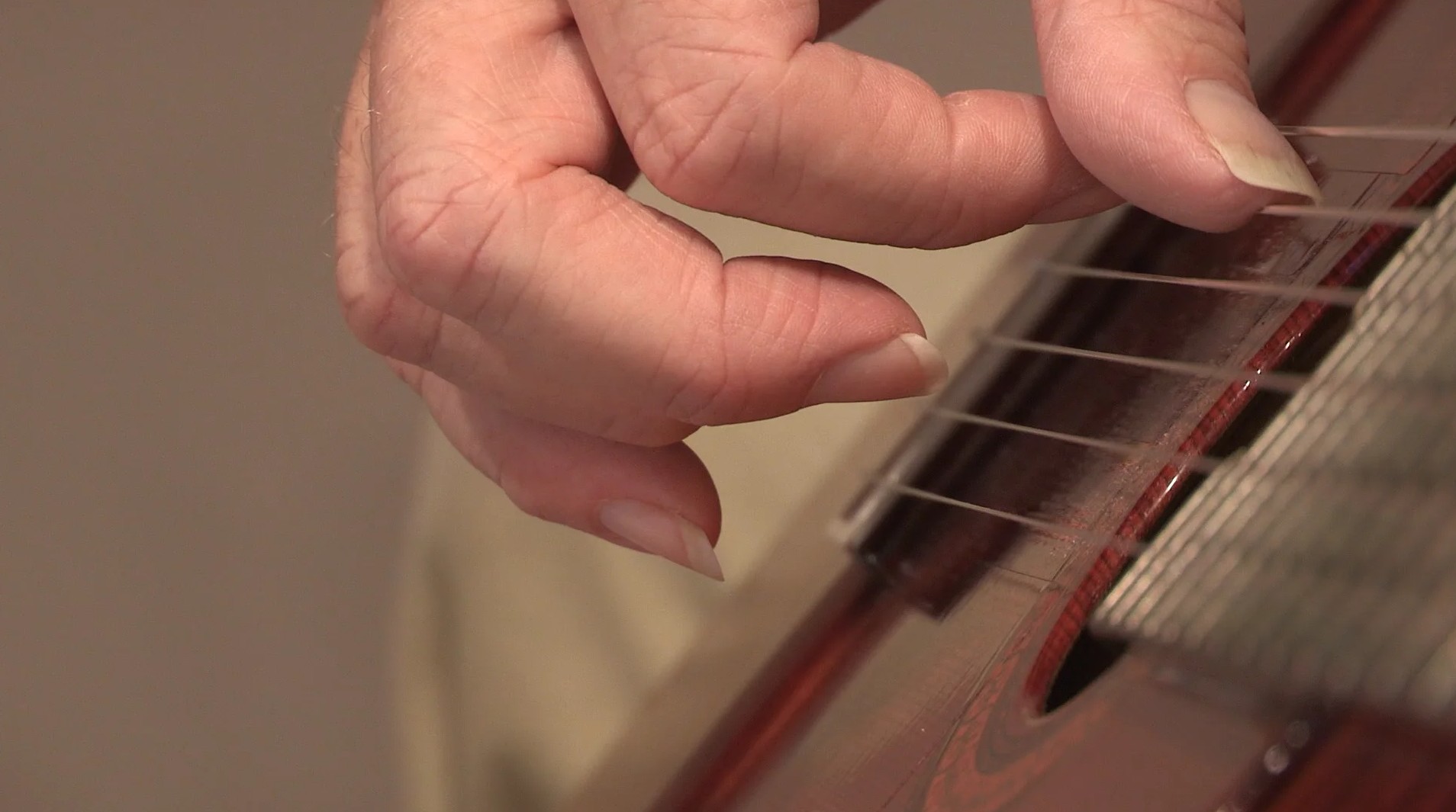 Bài tập guitar đầu tiên: tập gảy dây buông bằng tay phải